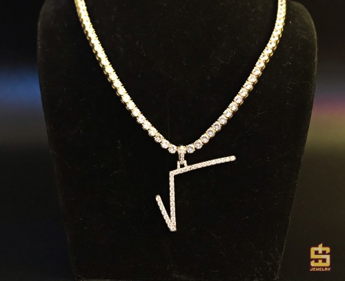 Mặt dây chuyền chữ “V” 
