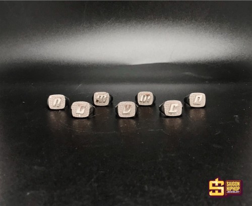 Nhẫn Chữ Cái Mặt Vuông 