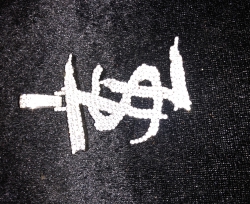 Mặt dây chuyền “TSL”