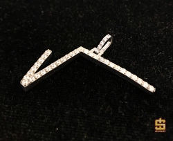 Mặt dây chuyền chữ “V”