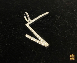 Mặt dây chuyền chữ “V”