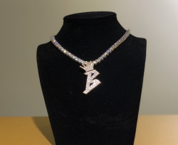 Mặt dây chuyền “Crown B”